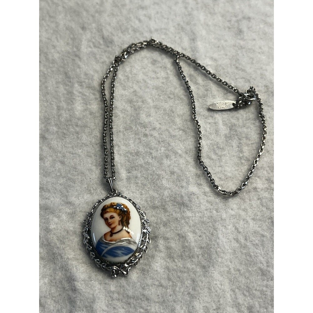 Whiting & Davis Limoges France Porcelain Cameo Necklace Pendant Right Facing